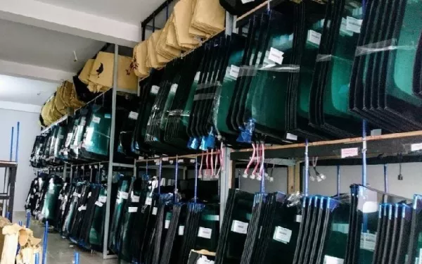 Dịch vụ thay kính chắn gió xe KIA Quoris tại nhà